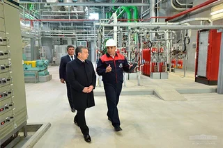Президент ознакомился с ходом монтажа второй парогазовой установки в Навоийской ТЭС