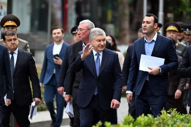 Mirziyoyev Toshkentdagi oziq-ovqat ko'chasini aylanib chiqdi
