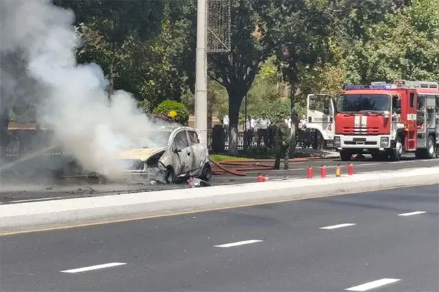 Toshkentda Spark avtomobili yonib ketdi