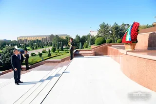 Шавкат Мирзиёев возложил цветы к монументу Независимости и гуманизма