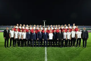 Mirziyoyev Nukusdagi qayta ta'mirlangan Turon stadionini ko'zdan kechirdi