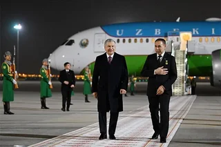Oʻzbekiston Prezidenti Turkmanistonga keldi