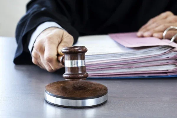 Суд вынес приговор по делу о сексуальной эксплуатации несовершеннолетней: трое обвиняемых получили тюремные сроки