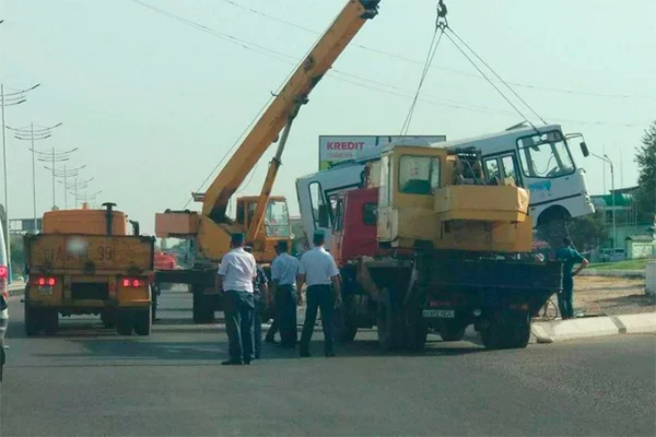 Автобус марки Isuzu опрокинулся на Ташкентской кольцевой автодороге