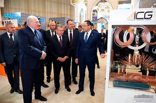 Президенты посетили выставку продукции Узбекистана