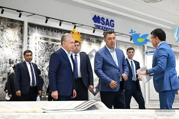 Қирғизистон раҳбари Хивадаги йирик гиламчилик корхонаси билан танишди