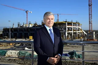 Shavkat Mirziyoyev futbol stadioni qurilishining borishini ko'zdan kechirdi