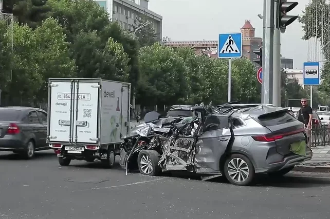 Bus collides with BYD vehicle in Tashkent
