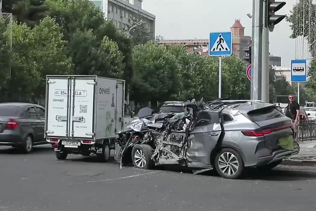Toshkentda avtobus BYD rusumli avtomobil bilan to'qnashdi