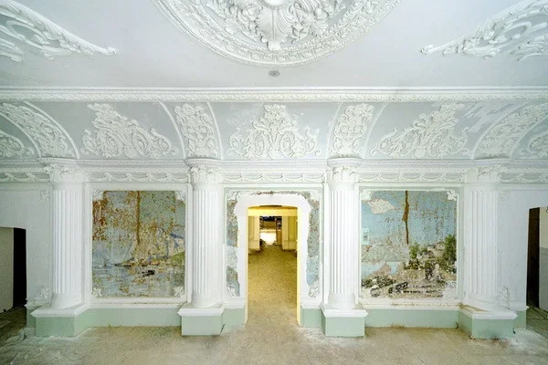 A unique wall inscription was found above the interior decoration of the children’s library in Tashkent