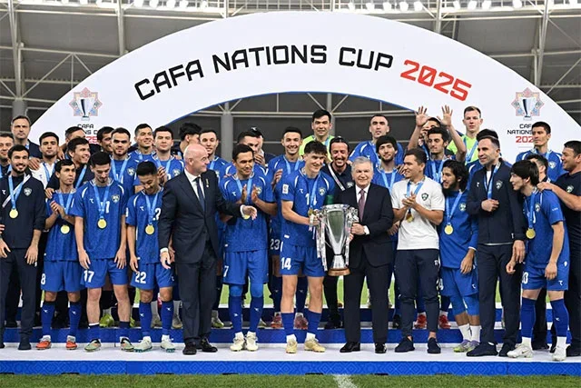 President Presents Trophy to Uzbekistan’s National Team — Winners of the CAFA Nations Cup