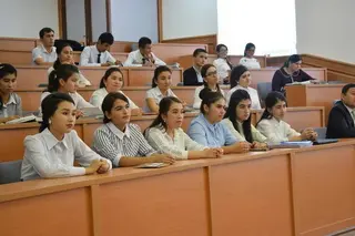 Женщины со стажем работы 5 лет по специальности принимаются на обучение по рекомендации