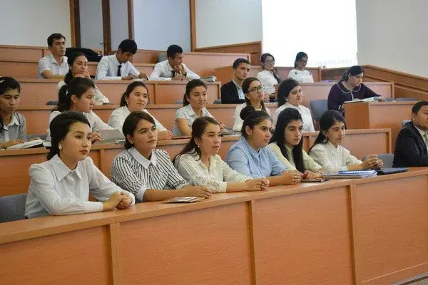 Женщины со стажем работы 5 лет по специальности принимаются на обучение по рекомендации