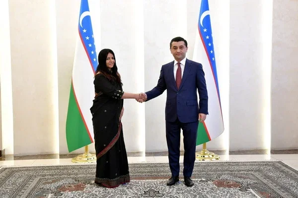 Ambassador of India Smita Pant presents copies of credentials to the Uzbek FM