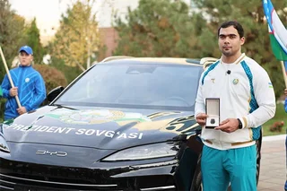Og'ir atletika bo'yicha mutlaq jahon chempioni Akbar Jo'rayevga Prezident sovg'asi topshirildi
