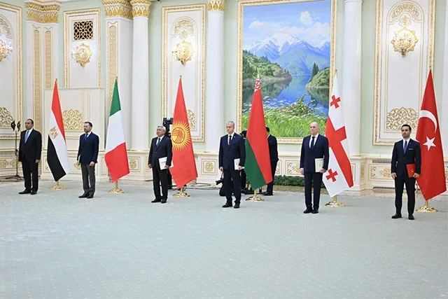 Президент Узбекистана принял верительные грамоты у вновь назначенных послов