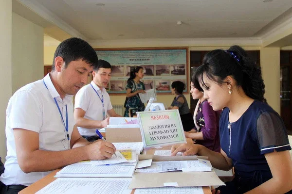 About 895,000 applicants submitted applications to public universities