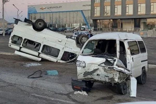 Two cars collided in Almazar district of the capital