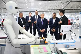 Мирзиёев ознакомился с работой текстильного предприятия Eco Cotton