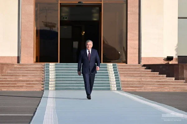 Президент Узбекистана отбыл в Венгрию