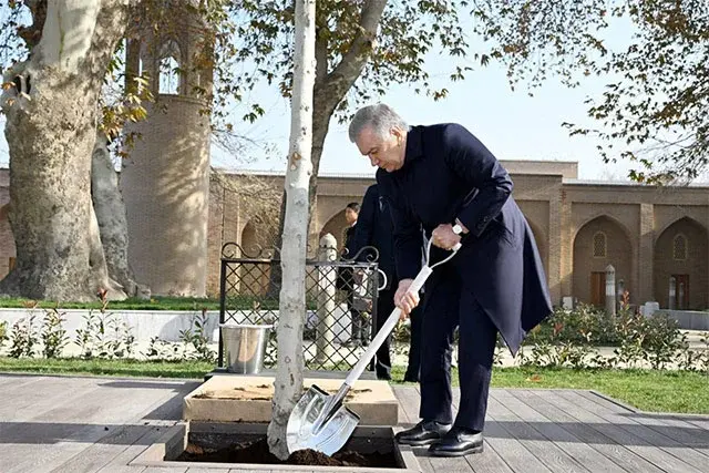 Uzbek President Reviews Reconstruction of Mahdum Azam Complex
