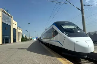 Между аэропортом Ургенча и Хивой запустили электропоезд
