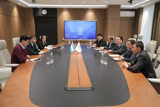 Farmatsevtikani rivojlantirish agentligi direktori Samarqand viloyatida zavodning ishga tushirilish sanasini "Yangi Osiyo Biofarmatsevtika" bilan muhokama qildi