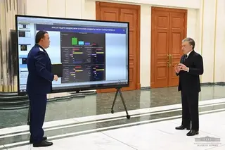 President gets acquainted with a presentation of projects in Tashkent