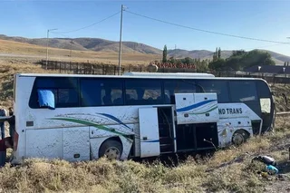 A bus with workers from Uzbekistan drove to the side of the road in Turkestan region