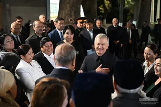 Президент маҳалла боғига кўчат экди