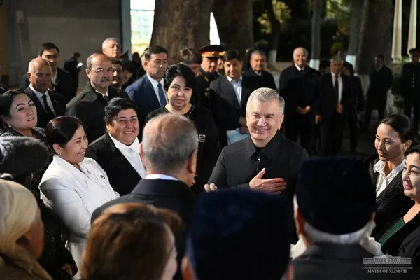 Шавкат Мирзиёев посадил дерево в махаллинском саду