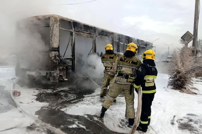 Mercedes-Benz bus catches fire in Tashkent’s Almazar district