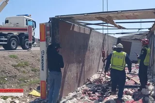 Qamchiq dovonida yuk mashinasi ariqqa tushib ketdi, jabrlanganlar yo‘q