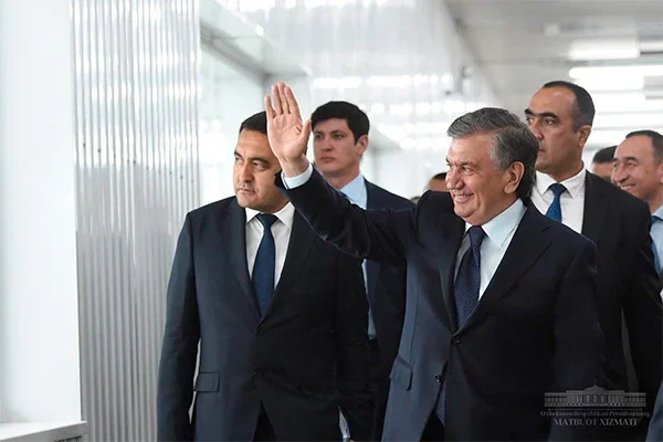 Шавкат Мирзиёев енгил саноат корхоналарини бориб кўрди
