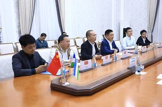 Фарғона вилояти ҳокими хитойлик инвесторлар билан ҳудуддаги янги йирик лойиҳаларни муҳокама қилди