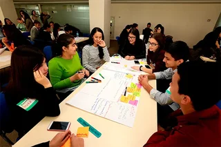 Бир гуруҳ қизлар “Ideathon” семинари доирасида билим олишди