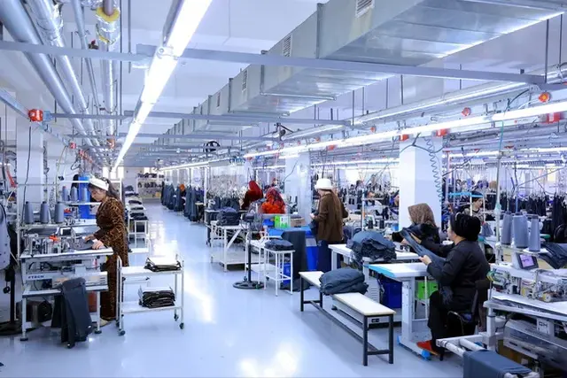Наманган вилояти ҳокими «Asror Textile» тикиш корхонасига ташриф буюриб, иш ўринларини кенгайтириш масалаларини муҳокама қилди