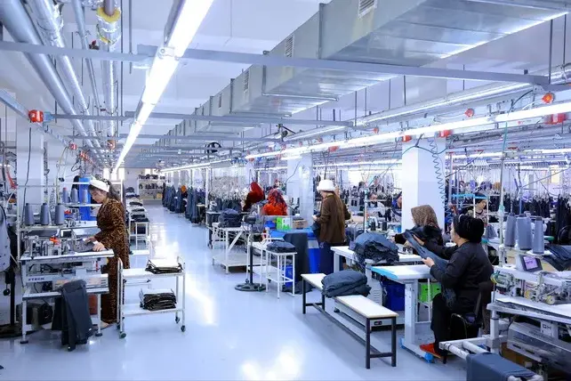 Наманган вилояти ҳокими «Asror Textile» тикиш корхонасига ташриф буюриб, иш ўринларини кенгайтириш масалаларини муҳокама қилди