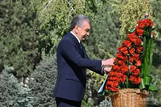 Uzbek President lays flowers at the monument to Islam Karimov