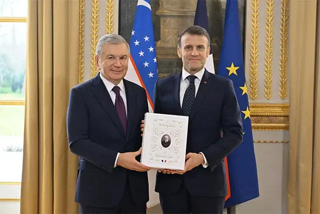 Шавкат Мирзиёев подарил Макрону первый экземпляр романа Виктора Гюго на узбекский язык