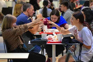Why do Moscow teenagers like spending their leisure time in food courts?