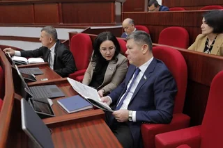 Farmatsevtika faoliyatini takomillashtirish to'g'risidagi qonun birinchi o'qishda qabul qilindi