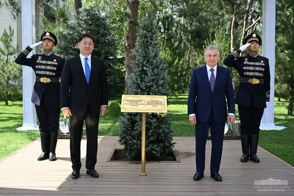 Президенты Узбекистана и Монголии посадили дерево на Аллее почетных гостей