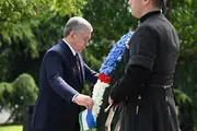 Шавкат Мирзиёев возложил венок к Мемориалу героев в Тбилиси