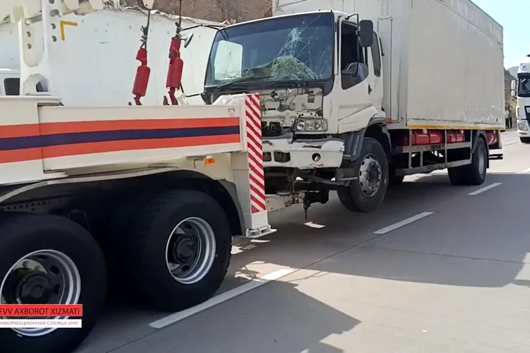 На перевале Камчик спасатели эвакуировали грузовик из кювета