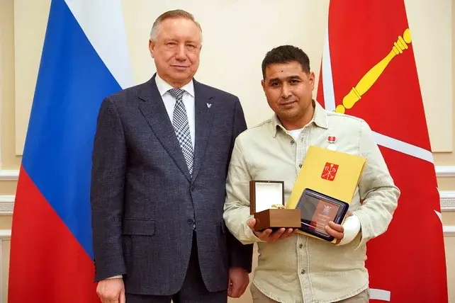 Губернатор Санкт-Петербурга вручил Хайрулло Ибодуллаеву знак «За доблесть в спасении»