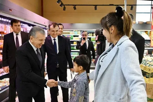 President gets acquainted with the prices and services in the shopping complex