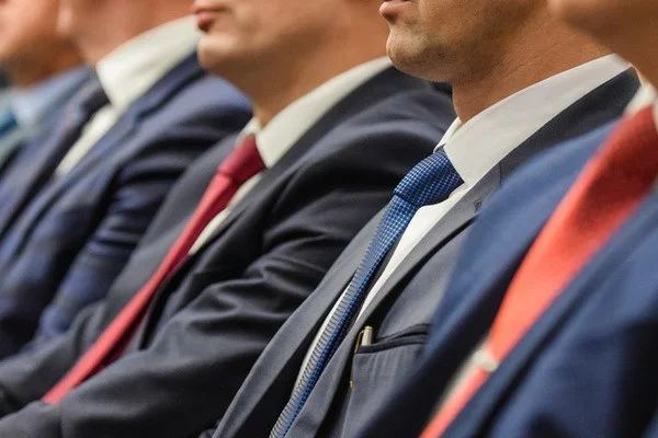 Государственным служащим запрещено быть учредителями субъектов предпринимательской деятельности