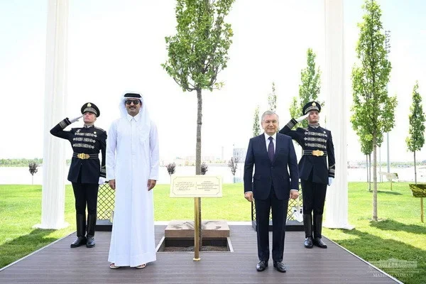 Президент Узбекистана и Эмир Катара посадили дерево