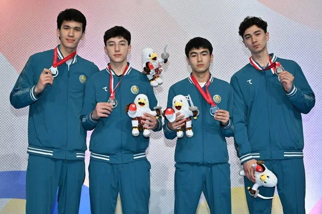Ўзбекистонлик қиличбозлар Осиё чемпионатида кумуш медални қўлга киритди